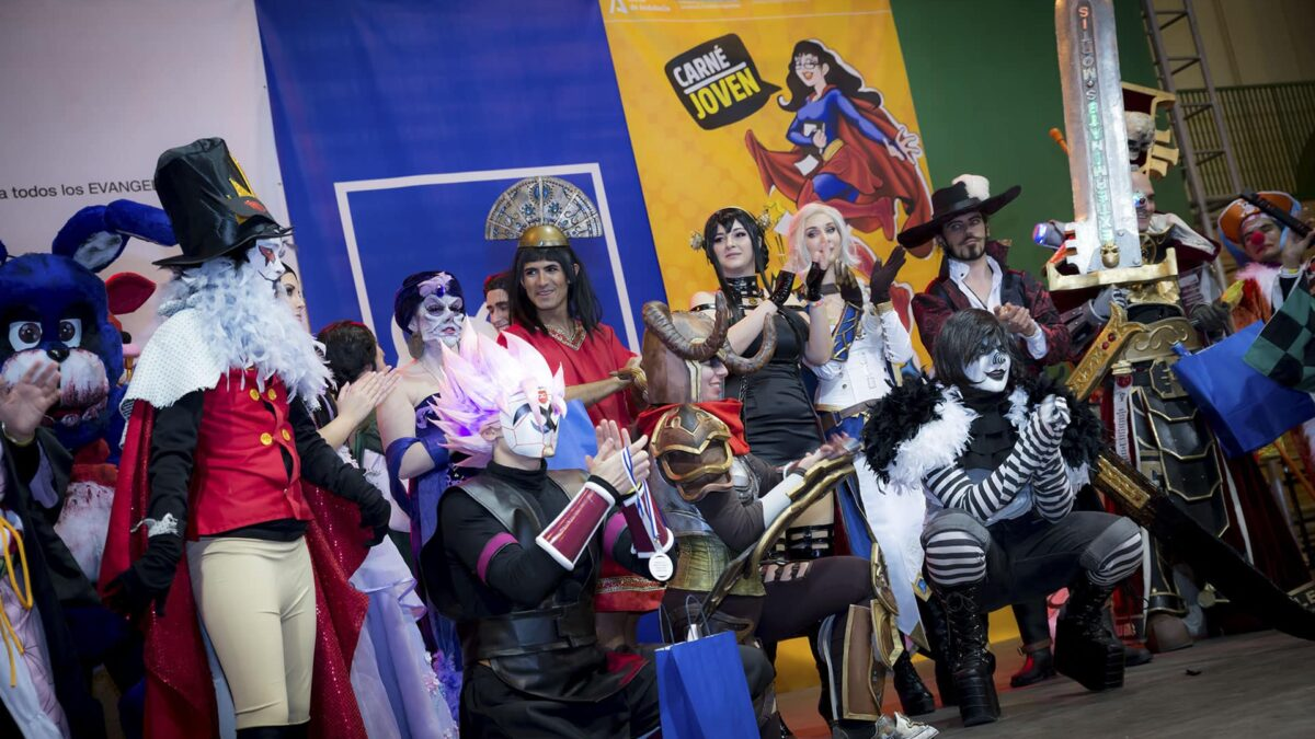 Grup de joves disfressats de personatges d’anime al Mangafest de Jaén